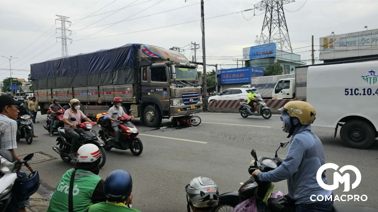 TP.HCM: Va chạm với xe tải 15 tấn, người đàn ông bị cuốn vào gầm tử vong