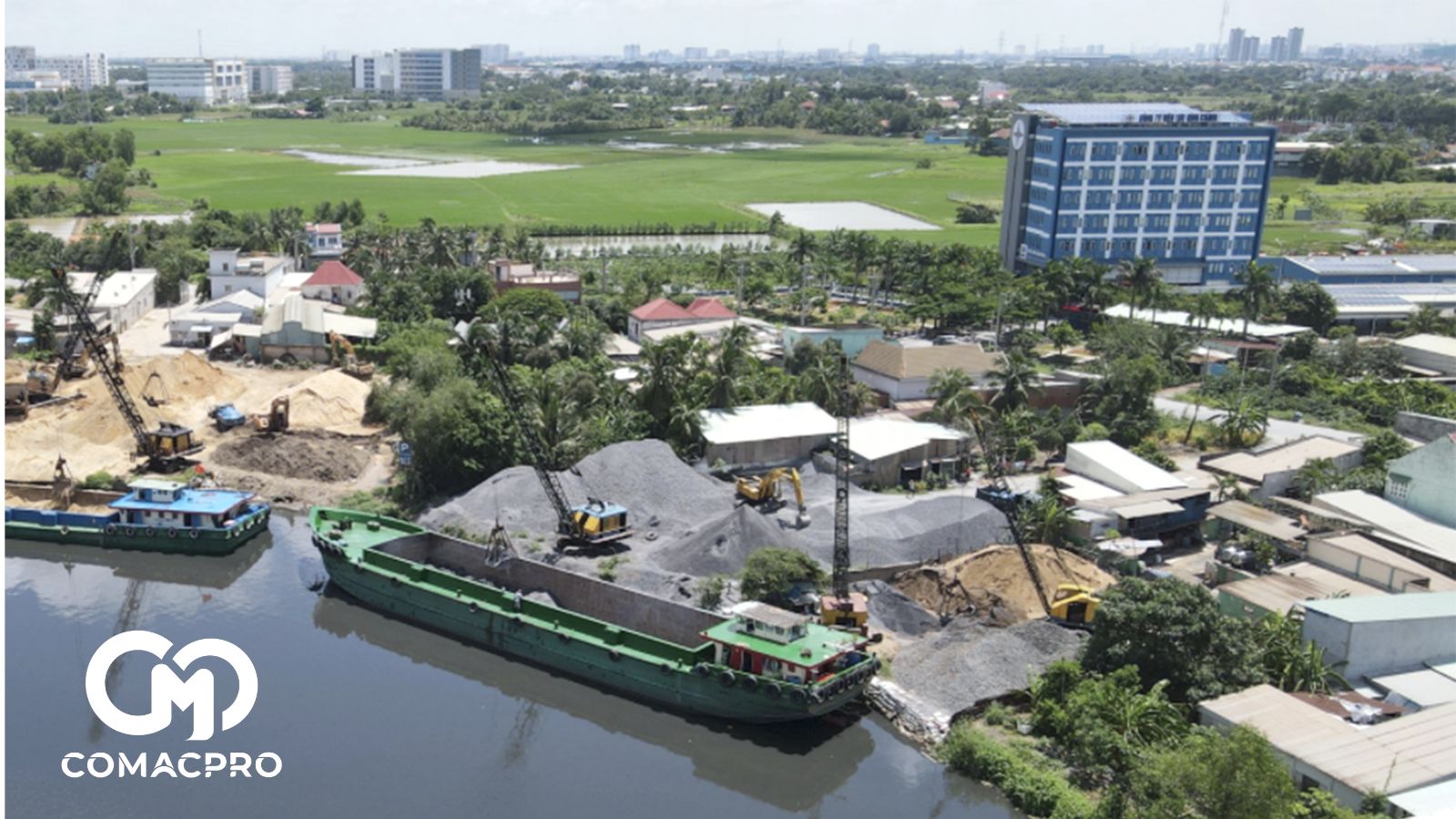 Nhà thầu phải mua gom đá từ các bến vật liệu xây dựng ven sông.