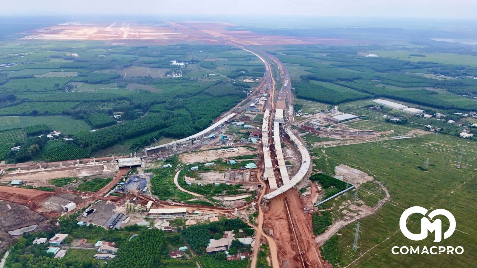 Giữa cái nắng gay gắt của đầu mùa khô, không khí trên công trường xây dựng hai nút giao trọng điểm của cao tốc Biên Hòa - Vũng Tàu khá nhộn nhịp. Những mắt xích giao thông quan trọng này không chỉ nối liền các tuyến đường huyết mạch, mà còn đồng bộ giao thông đến sân bay Long Thành và hệ thống cảng biển khu vực.