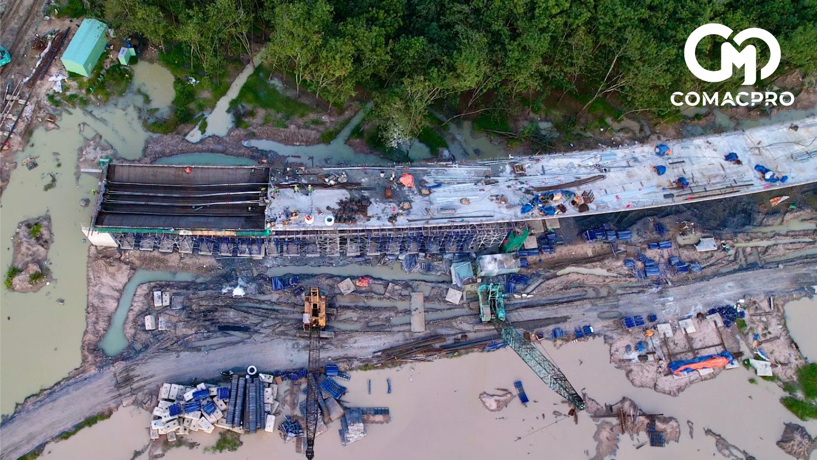 Các hạng mục như sắt thép bản mặt cầu, mố trụ và nhịp dầm được triển khai đồng loạt. Nhà thầu cẩn thận bố trí nhân sự điều tiết giao thông, đảm bảo an toàn cho người dân khi qua lại khu vực.