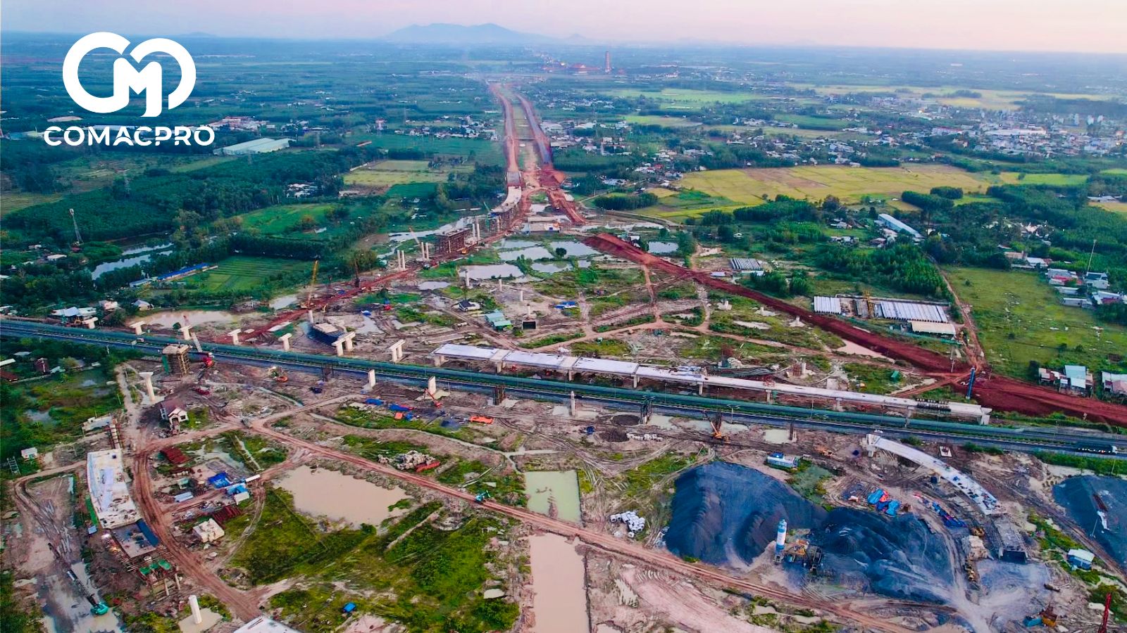 Dưới ánh nắng, hàng trăm kỹ sư, công nhân đang dồn sức thi công mặt cầu, dựng lan can, gia cố bờ bao… “Phần cầu chính cơ bản hoàn thiện. Theo kế hoạch, ngày 31/12 sẽ thông xe trên cầu chính, trong khi các cầu nhánh cũng tiến rất sát đích, đang hoàn thiện dần. Dự kiến toàn bộ nút giao hoàn thành trong 8/2025”, ông Lê Dũng (nhà thầu Đèo Cả) cho biết.