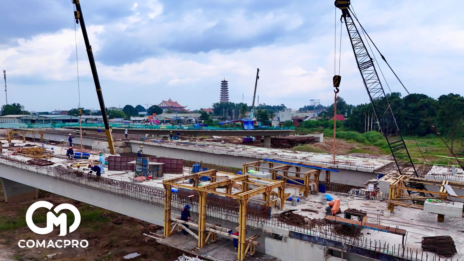 Ngồi nghỉ chốc lát sau ca làm việc, anh Nguyễn Văn Tâm, một công nhân trẻ, chia sẻ: Đội ngũ thi công luôn cố gắng từng giờ từng phút để đảm bảo tiến độ. Anh em ở đây đều xác định phải tranh thủ ăn nhanh, ngủ vội. Mưa lớn thì nghỉ, nhưng mưa nhỏ hay nắng gắt vẫn làm. Dù vất vả nhưng anh em ai cũng phấn khởi vì được cấp trên quan tâm, thu nhập ổn định”, anh Tâm nói.