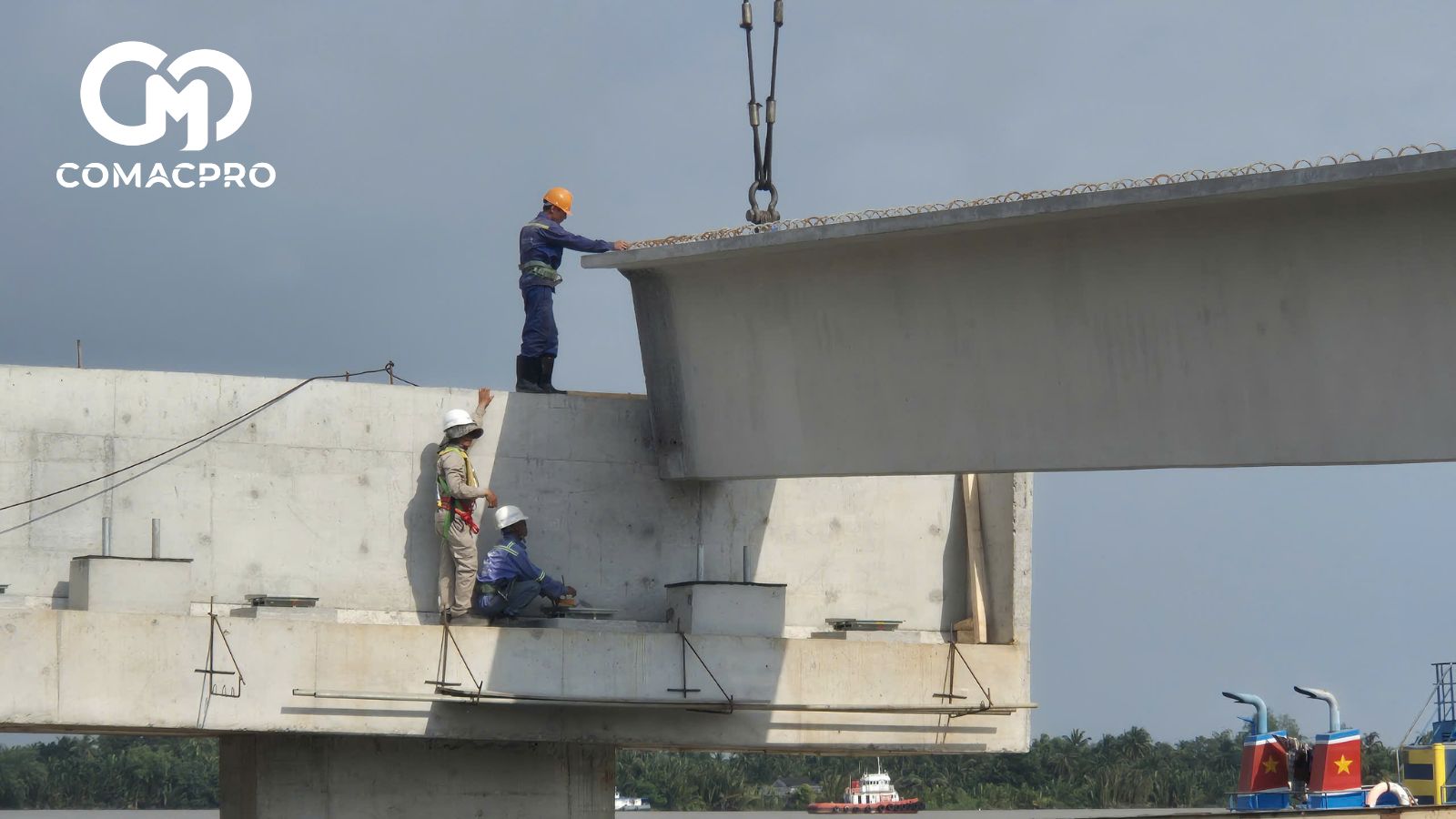 Dự kiến, cầu Đại Ngãi 2 sẽ hoàn thành hợp long và đưa vào sử dụng trong năm 2025. Cầu Đại Ngãi 2 vượt sông Hậu giáp cửa Trần Đề nối liền huyện đảo Cù Lao Dung với đất liền, phá thế cô lập giữa sông Hậu của vùng đất này.