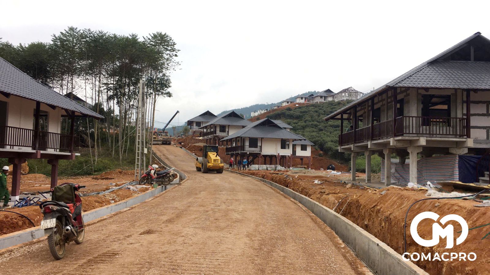Đến nay, đơn vị thi công đã lợp mái, lắp cấu kiện sàn, lắp tường cho toàn bộ 40 căn; sơn lót nhà 27/40 căn; hệ thống đường giao thông đã đổ bê tông rãnh dọc được 1.250/2.100m; đổ bê tông 200/1.100m mặt đường.