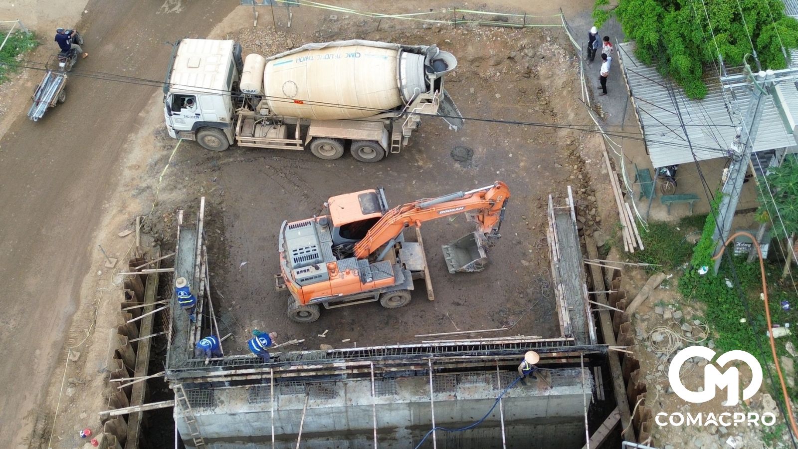 Công nhân thi công cầu Đa Kai 2 qua huyện Đức Linh (Bình Thuận).