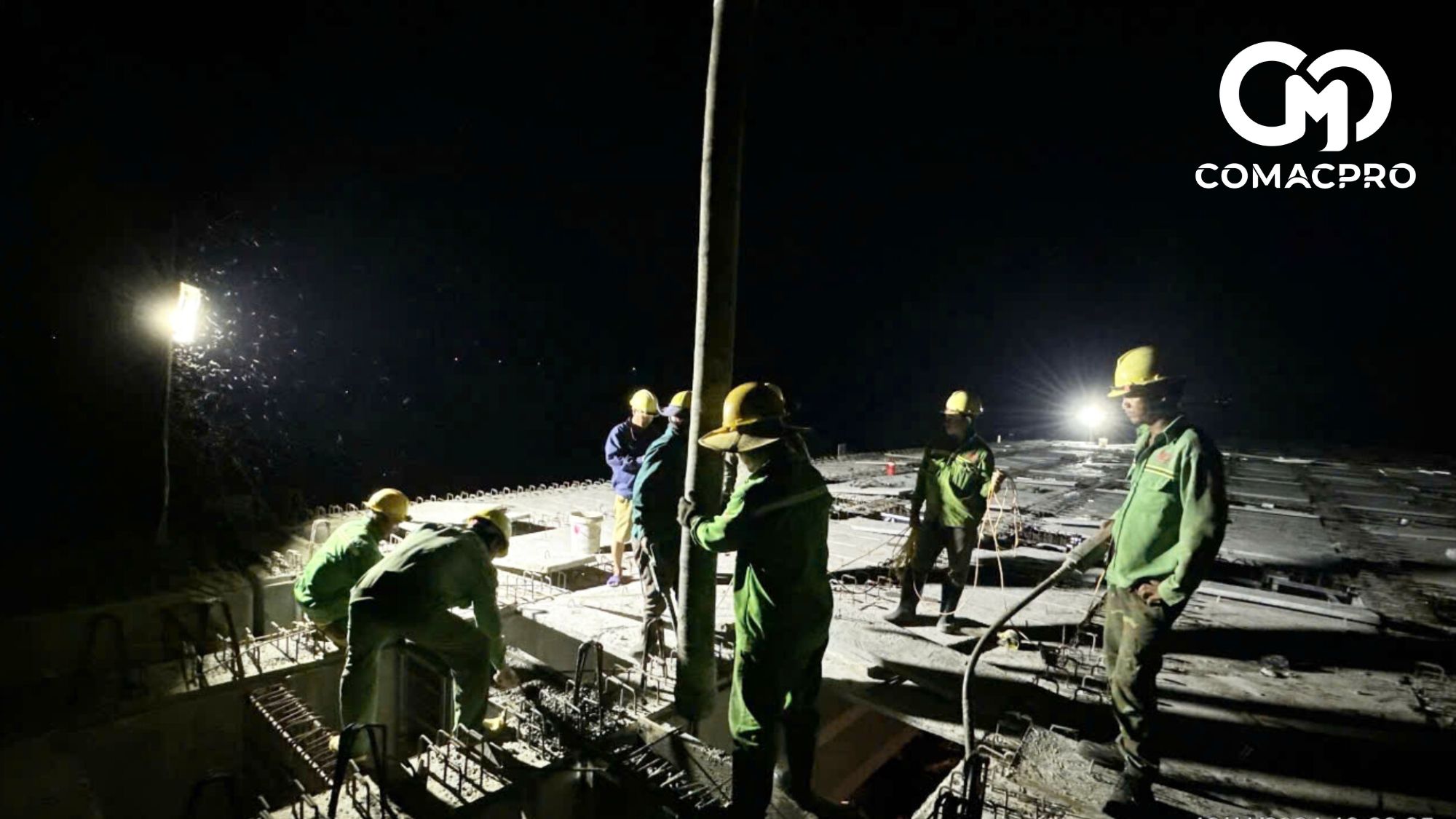 Ngày cũng như đêm tại công trường dự án thành phần 1 cao tốc Châu Đốc - Cần Thơ - Sóc Trăng.