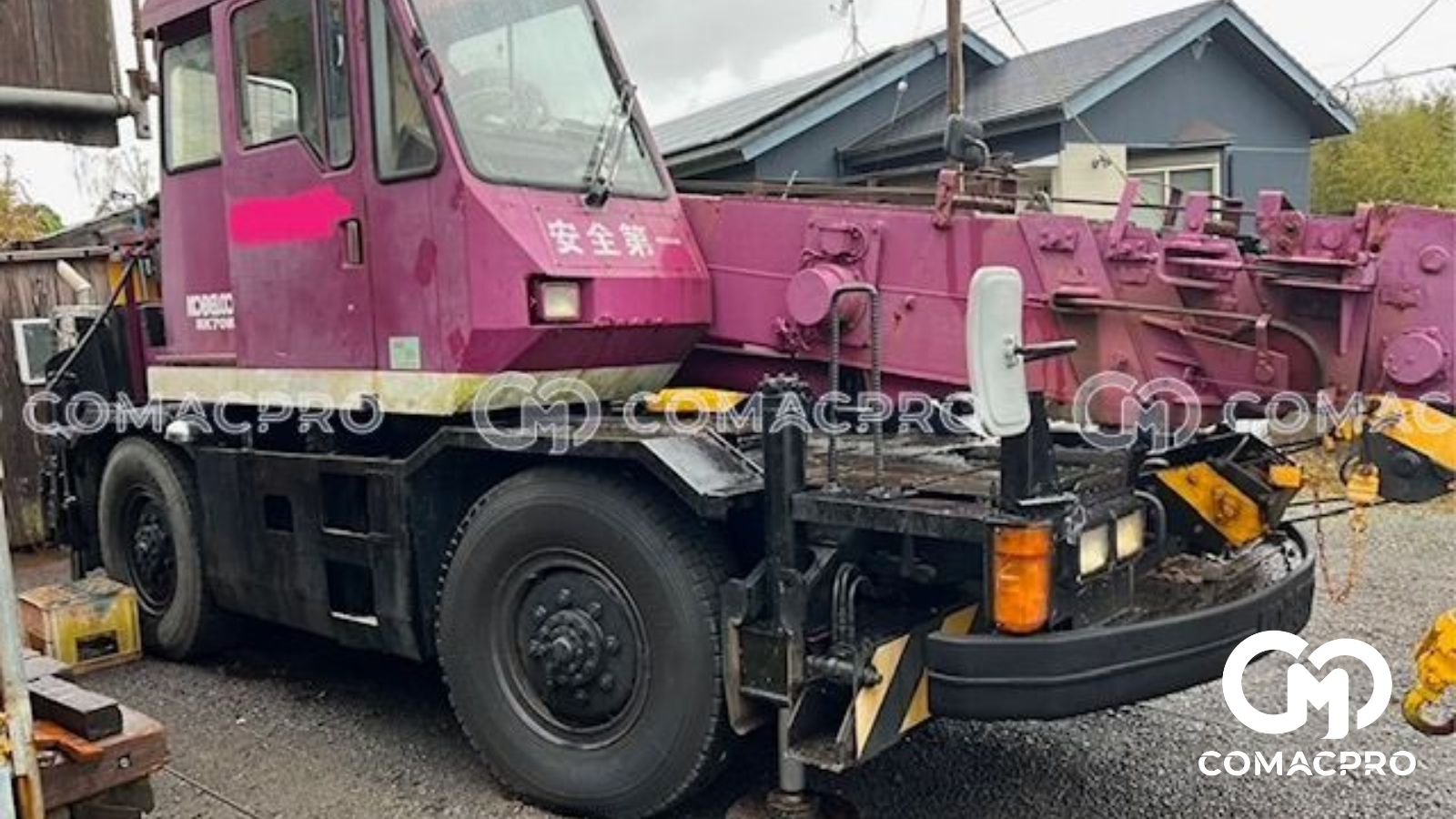 Cẩu lốp KOBELCO RK70M có ưu điểm nhỏ gọn nên thiết bị dễ dàng di chuyển vào thành phố để làm việc mà không gây ùn tắc giao thông trong thành phố.