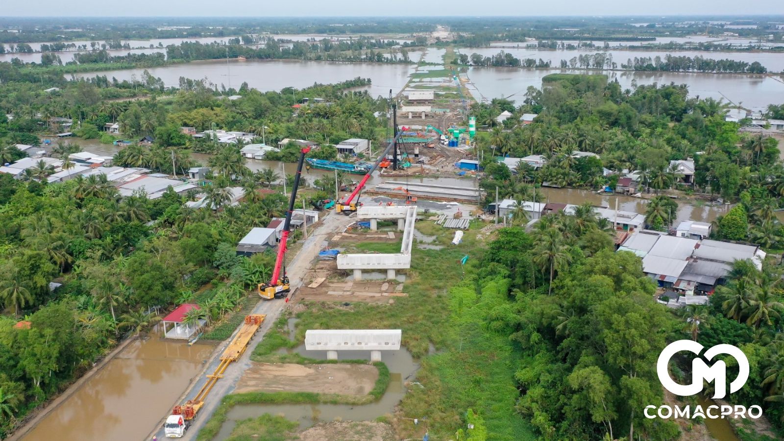 Dự kiến, ngày 16/12, nhà thầu sẽ hoàn thành toàn bộ việc lắp dầm đối với cầu này. Đến 18/12, sẽ tiếp tục lao lắp 28 phiến dầm đối với cầu Lái Hiếu thuộc phạm vi gói thầu.