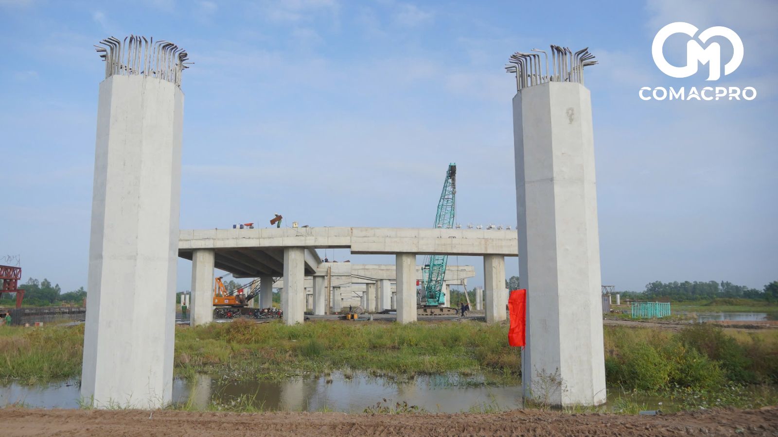 Để đảm bảo tiến độ dự án, ngay từ giai đoạn này, các nhà thầu đã triển khai thi công ba ca, bốn kíp.