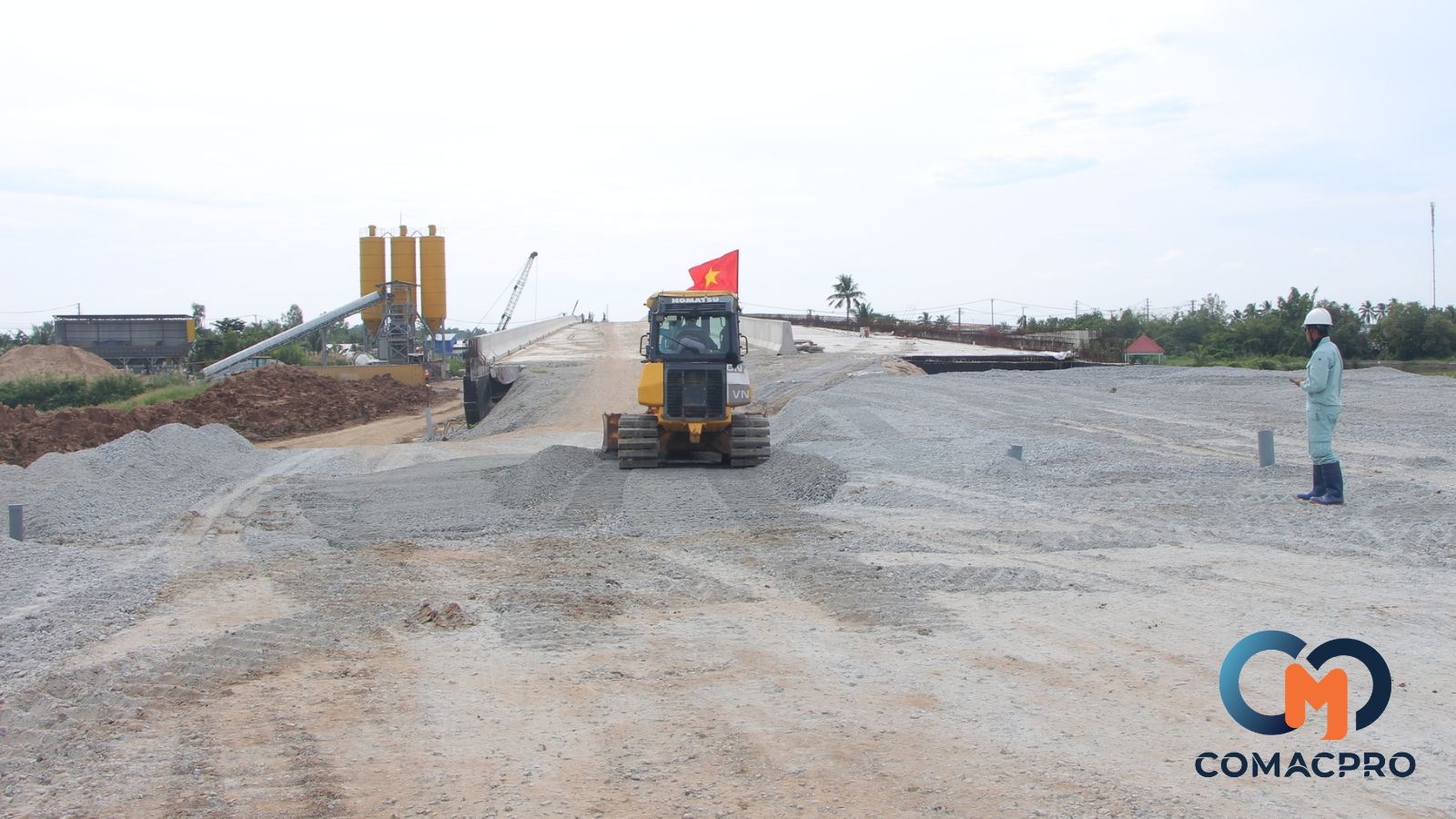 Đá cấp phối liên tục được đưa về công trường để gia tải nền đường. Đến nay, nhà thầu đã huy động về dự án khoảng 360.000/1 triệu m3 (nhu cầu gia tải năm 2024).