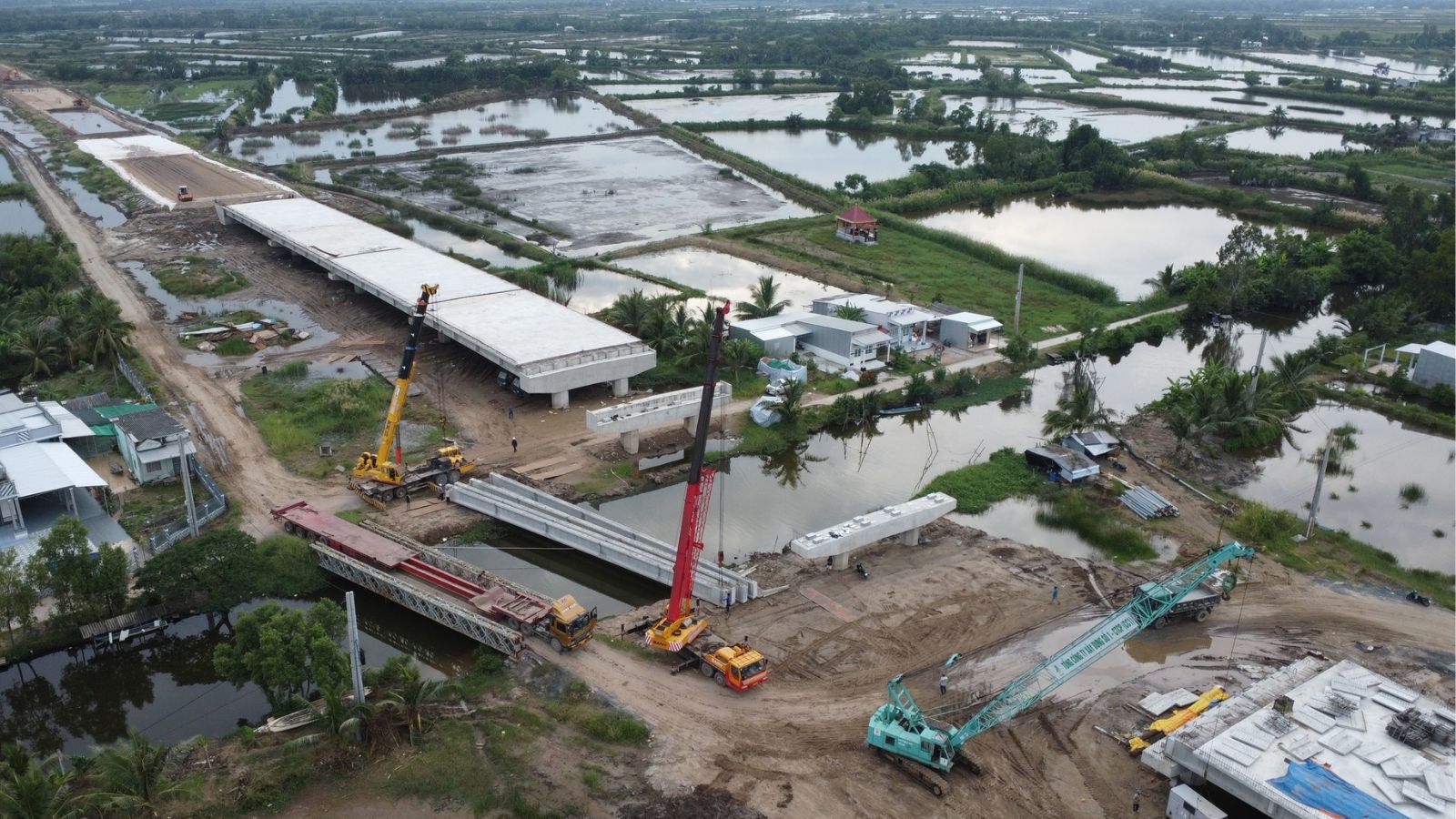 Một cây cầu qua huyện Thới Bình, tỉnh Cà Mau đang chuẩn bị lao lắp dầm nhịp giữa.