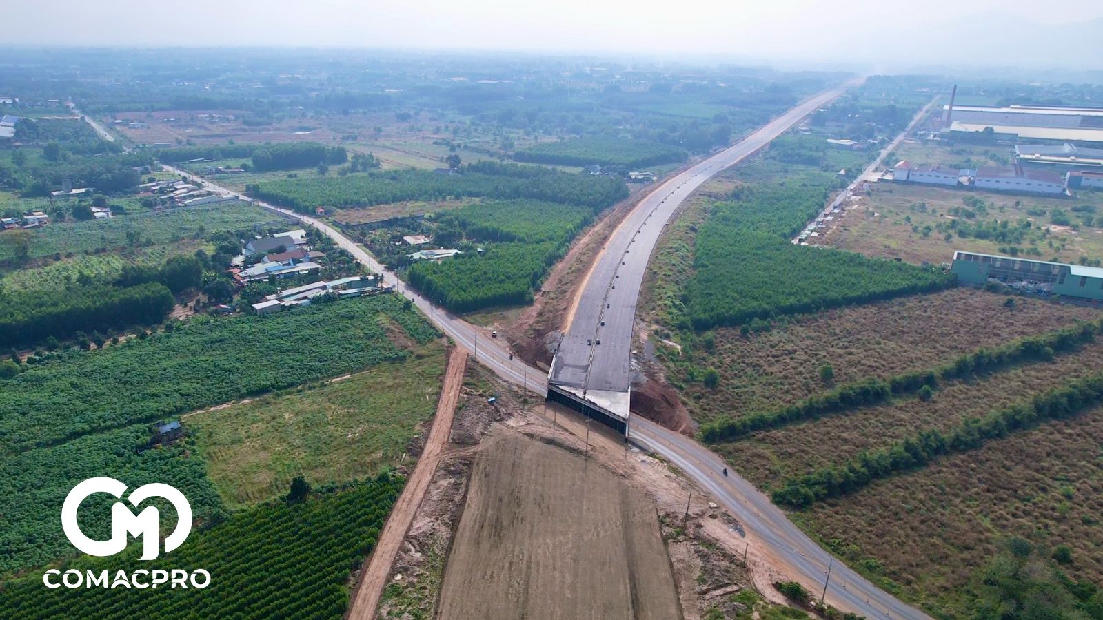 Ngày 26/12, PV Báo Giao thông có mặt trên công trường cao tốc Biên Hòa - Vũng Tàu đoạn giáp ranh giữa hai tỉnh Bà Rịa - Vũng Tàu và Đồng Nai. Theo ghi nhận, đoạn tuyến qua địa phận tỉnh Bà Rịa - Vũng Tàu gần như đã hoàn thiện phần tuyến chính, đang thảm bê tông nhựa.