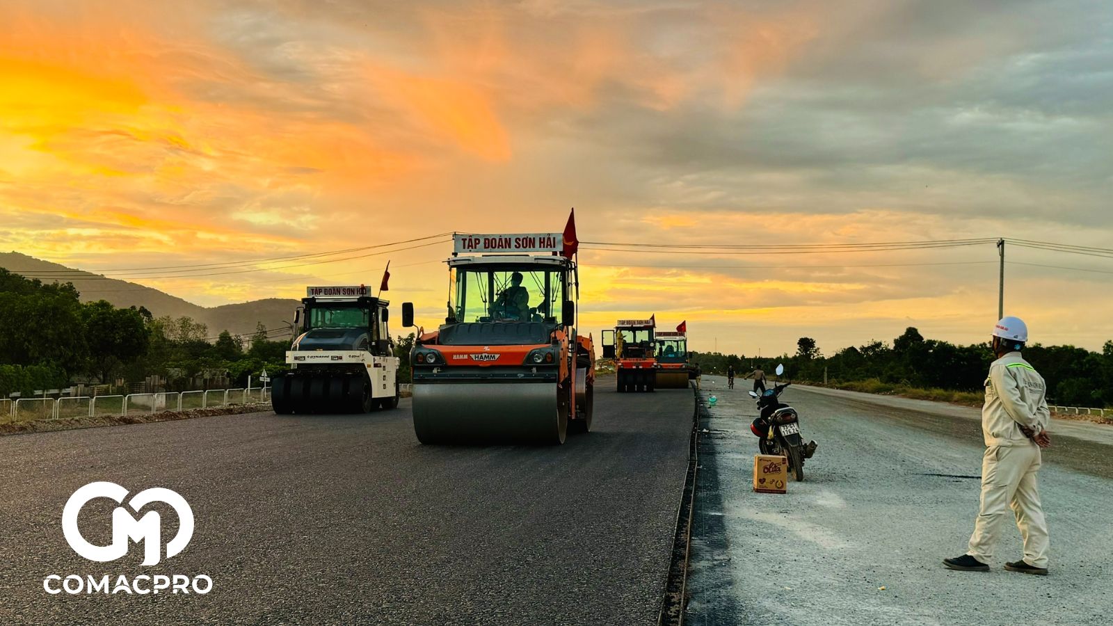 Ông Dương Hồng Quân, Chỉ huy trưởng công trường (Công ty TNHH Tập đoàn Sơn Hải), chia sẻ: “Hiện, chúng tôi đã thảm gần 10km nhựa và đang hoàn tất các hạng mục như rãnh dọc, hộ lan, lề đường. Dự kiến, tết Dương lịch anh em vẫn thi công không nghỉ để đẩy nhanh tiến độ. Sản lượng phần Sơn Hải thi công hiện đạt gần 60% so với kế hoạch".