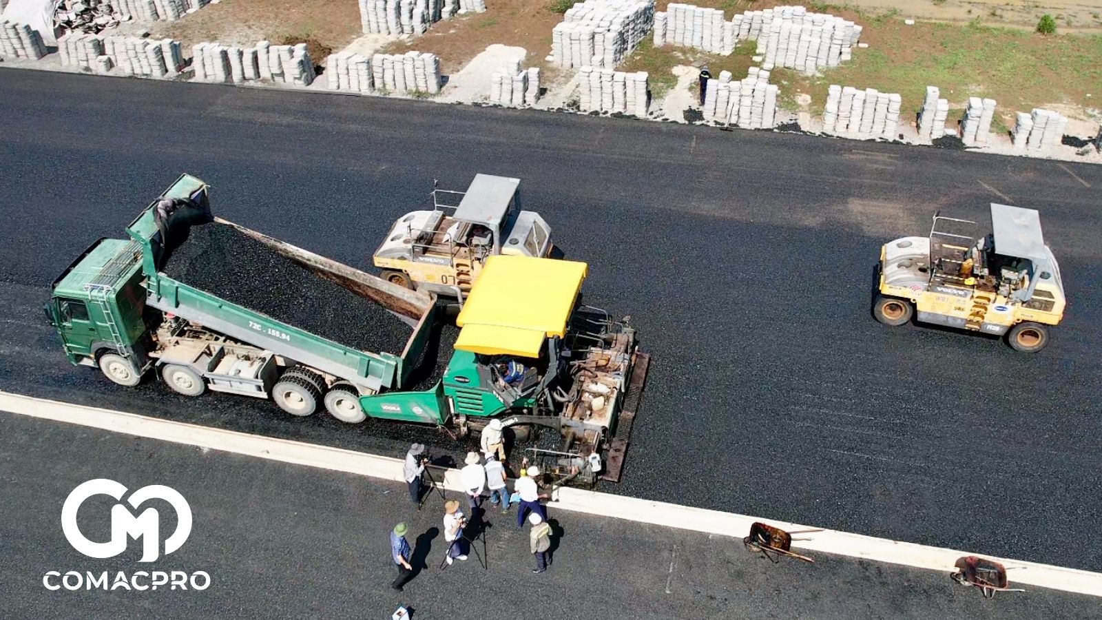 Còn ông Phạm Đăng Hùng, Chỉ huy trưởng Công ty Cổ phần 703 (nhà thầu) cho biết đơn vị đã thảm nhựa 3,2km đường. Tiếp tục đẩy nhanh tiến độ cấp phối đá base ở một số vị trí. “Dù còn nhiều khó khăn, nhưng chúng tôi quyết tâm không để chậm tiến độ. Anh em kỹ sư, công nhân đều sẵn sàng làm xuyên tết Dương lịch để tăng sản lượng", ông nói.