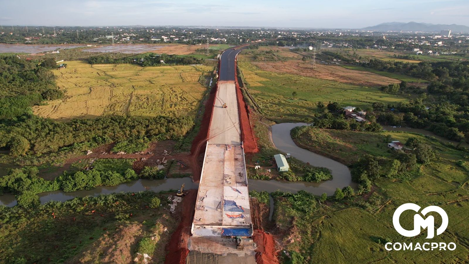 Theo ghi nhận của PV, tại phần thi công của Sơn Hải nhà thầu đang huy động 5 mũi huy động gần 100 thiết bị và 200 nhân sự, đang thi công cống, đắp đất, cấp phối đá dăm, gia cố xi măng, hầm chui, thảm nhựa... Ngay tại vị trí này công nhân đang tập trung thảm nhựa xuyên suốt từ sáng đến đêm.