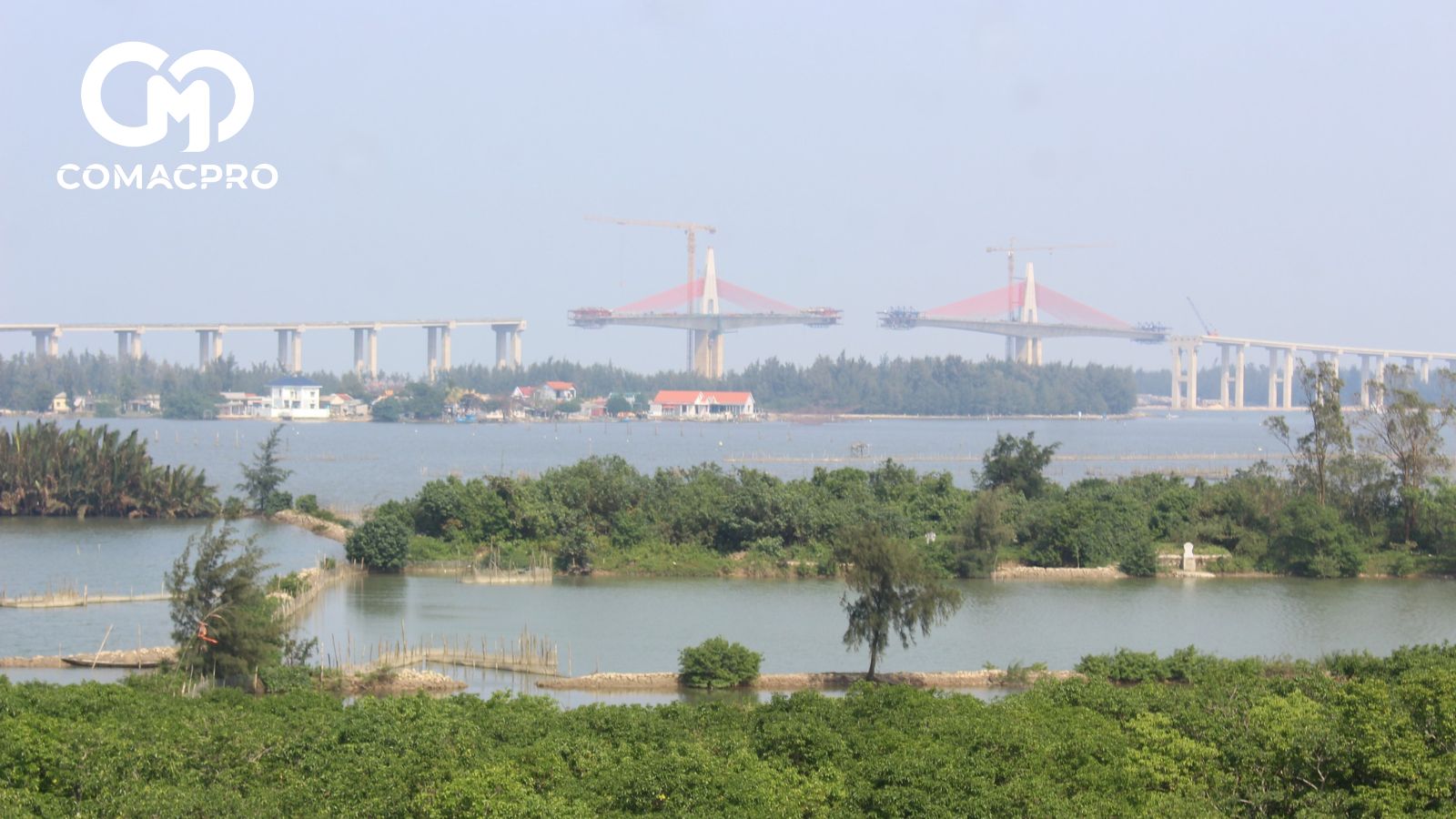 Công trình cầu qua cửa biển Thuận An, TP Huế ngày 9/1.