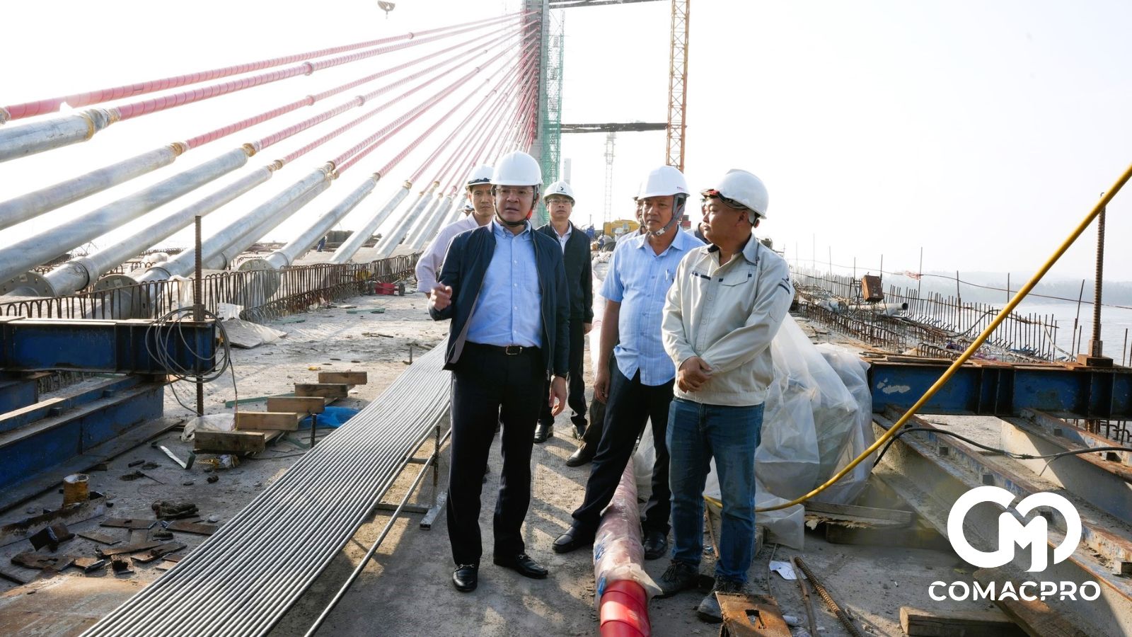 Ông Hoàng Hải Minh, Phó chủ tịch UBND TP Huế đi kiểm tra tại công trường.