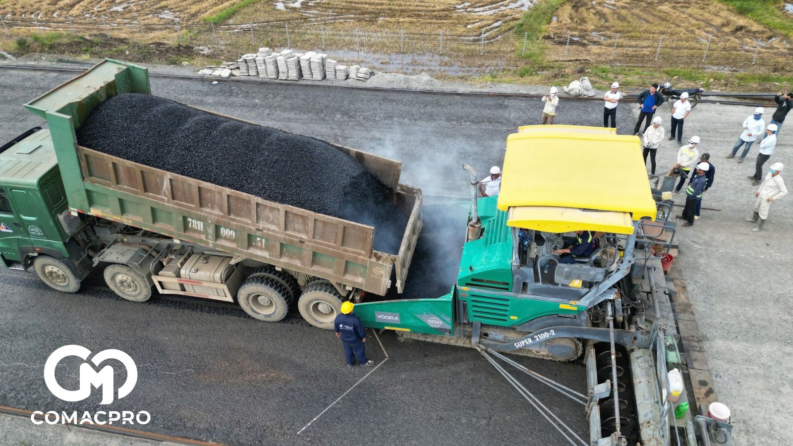 Thảm lớp nhựa đầu tiên trên cao tốc Chí Thạnh – Vân Phong