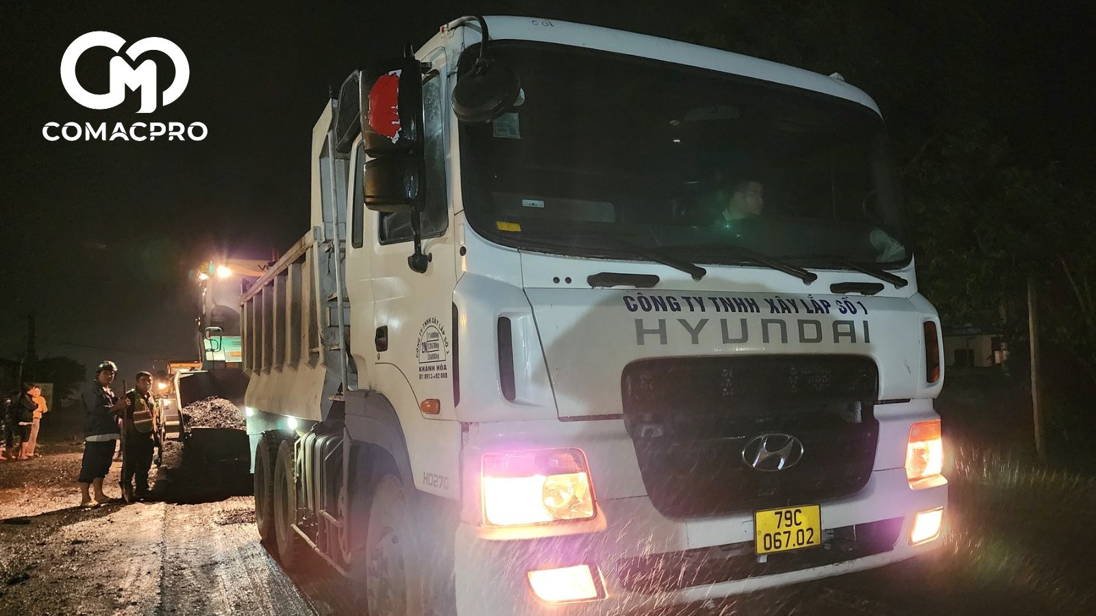 Theo ghi nhận của phóng viên, giữa trời mưa, nhà thầu vẫn vô tư thảm nhựa.