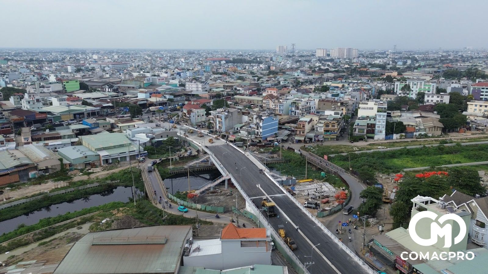 Theo kế hoạch của Ban quản lý dự án đầu tư xây dựng các công trình giao thông (Ban Giao thông), từ nay đến trước tết Nguyên đán 2025, TP.HCM sẽ hoàn thành và đưa vào sử dụng 10 công trình giao thông trọng điểm. Trong đó, ở phía tây TP.HCM có hai cây cầu sẽ hoàn thành, gồm: Cầu Tân Kỳ Tân Quý (20/1) và cầu Bà Hom (26/1). Trong ảnh là cầu Tân Kỳ Tân Quý (quận Bình Tân).