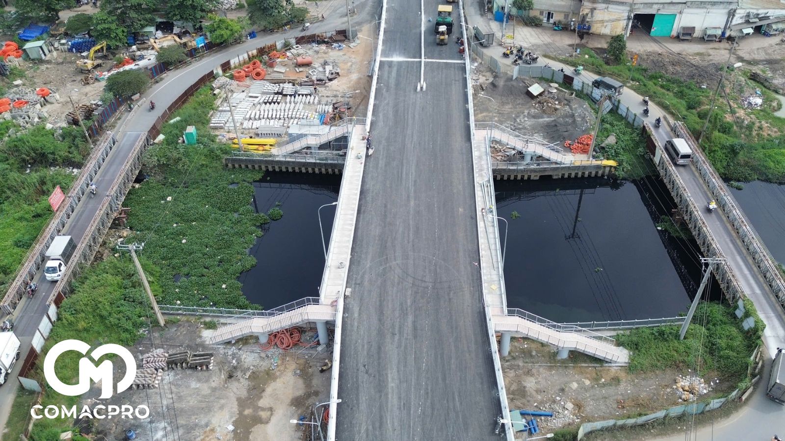 Theo ghi nhận của PV Báo Giao thông, tới thời điểm hiện tại, cầu Tân Kỳ Tân Quý đã cơ bản hoàn thành, thảm nhựa khoảng 80%. Các hạng mục khác như lan can, hệ thống chiếu sáng cũng đã hoàn tất.Trên công trường, máy móc thiết bị và công nhân đang tập trung hoàn thành đoạn đầu cầu, phía tiếp giáp với QL1A.