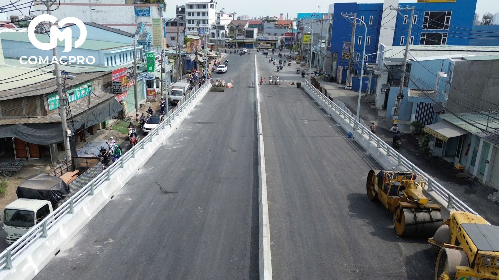 Cũng nằm ở phía tây TP, dự án cầu Bà Hom đang được tăng tốc thi công để hoàn thành trước tết Nguyên đán 2025. Theo ghi nhận, so với cầu Tân Kỳ Tân Quý, cầu Bà Hom đang khá dở dang, khối lượng công việc còn khá nhiều.