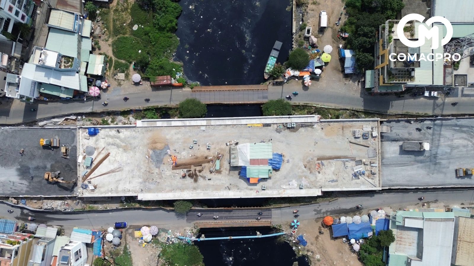 Trước đó, dự án cầu Bà Hom cũng được đặt mục tiêu thông xe trong năm 2024, tuy nhiên, vướng việc di dời hệ thống điện lưới, cáp viễn thông nên dự án bị chậm tiến độ. Trong ảnh, hệ thống điện lưới trước và sau khi hoàn thành di dời.