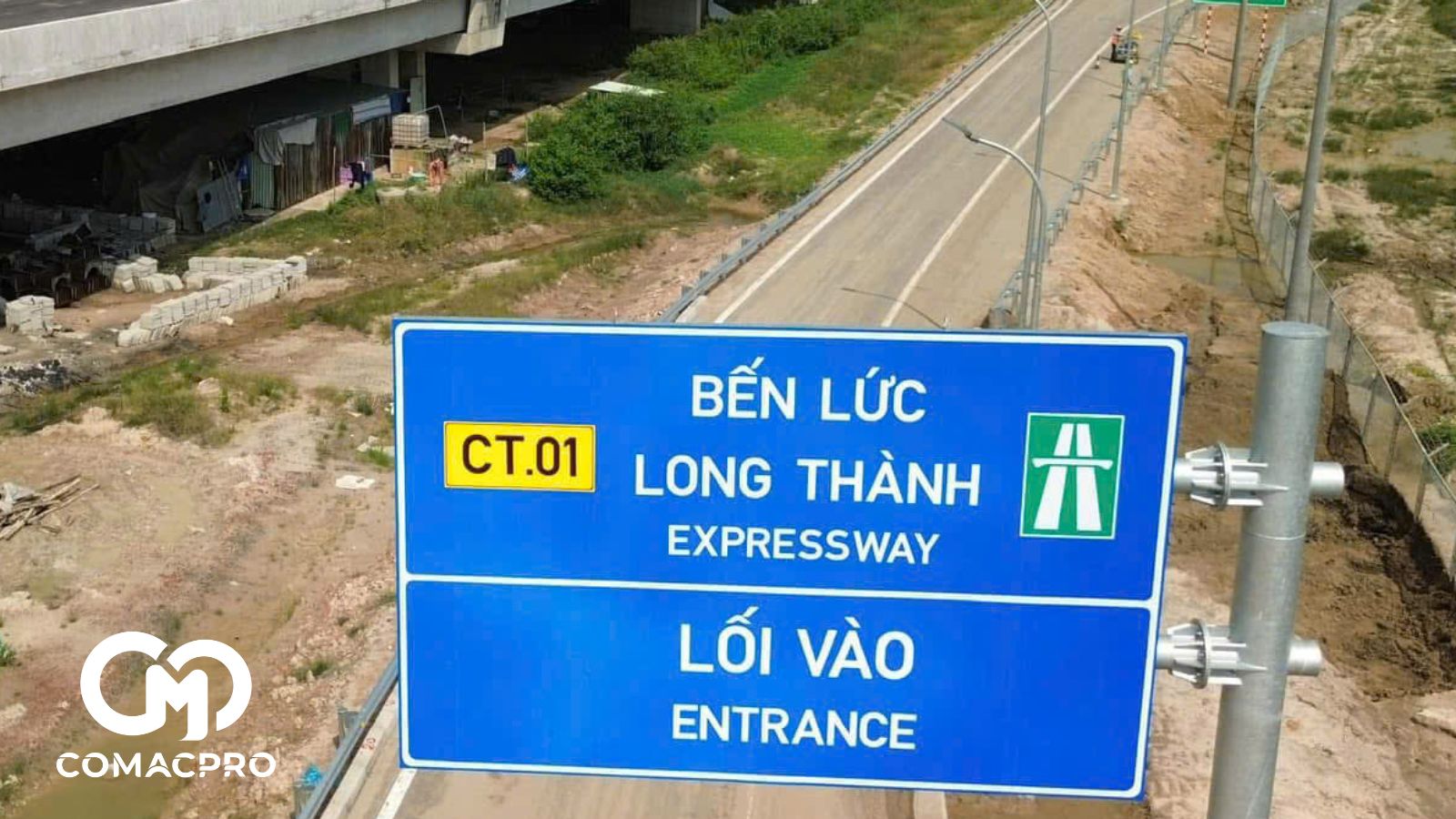 Đoạn nút giao giữa đường vào cảng Phước An và cao tốc Bến Lức - Long Thành đang hoàn thiện để kịp thông xe trước Tết.