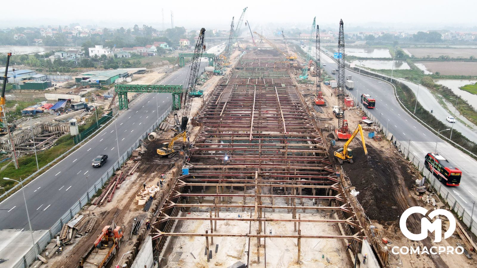 Với công trường dài chưa đầy 1km nằm kẹp giữa cao tốc, liên danh hai nhà thầu đang nỗ lực vượt khó để đưa công trình về đích sớm.