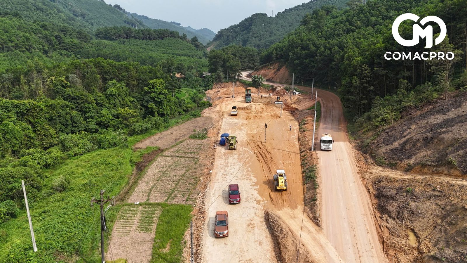 Không chỉ thi công đường, các cầu trên tuyến cũng được các nhà thầu đẩy nhanh tiến độ thi công trong những ngày nghỉ lễ.