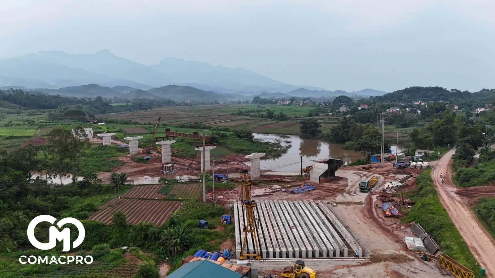 Dù là ngày nghỉ lễ nhưng không khí làm việc tại các mũi thi công của công ty CP Xây dựng Xuân Quang vẫn rất khẩn trương, giúp đẩy nhanh tiến độ hoàn thành các công trình trong dự án.