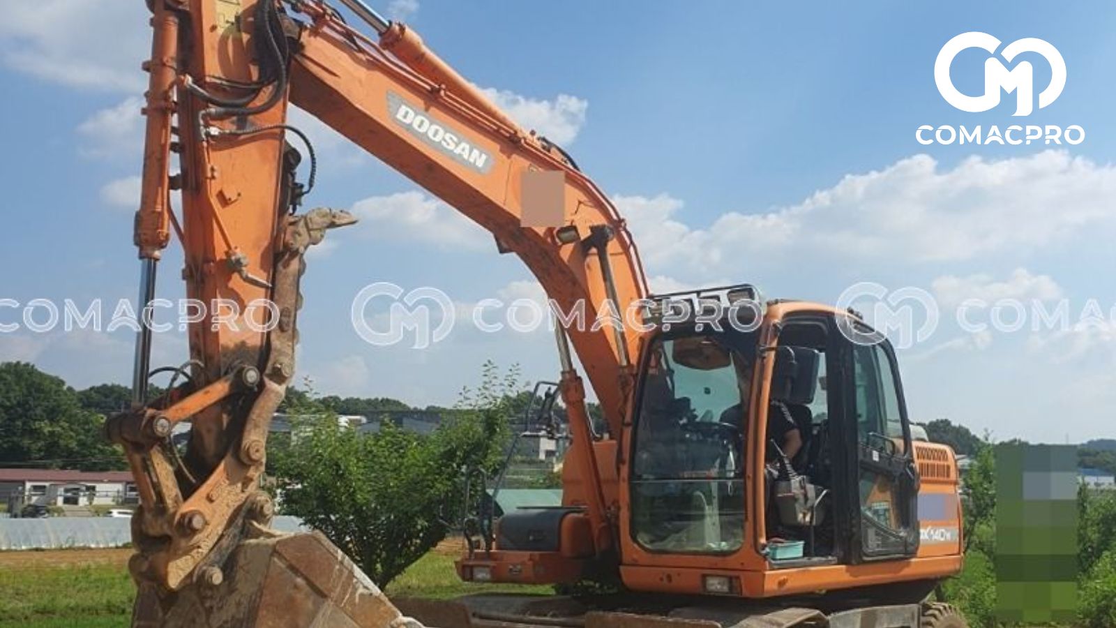 Máy DOOSAN DX140W nổi bật với tính linh hoạt, hiệu suất mạnh mẽ và dễ dàng điều khiển, giúp tối ưu hóa công việc trong nhiều lĩnh vực khác nhau.