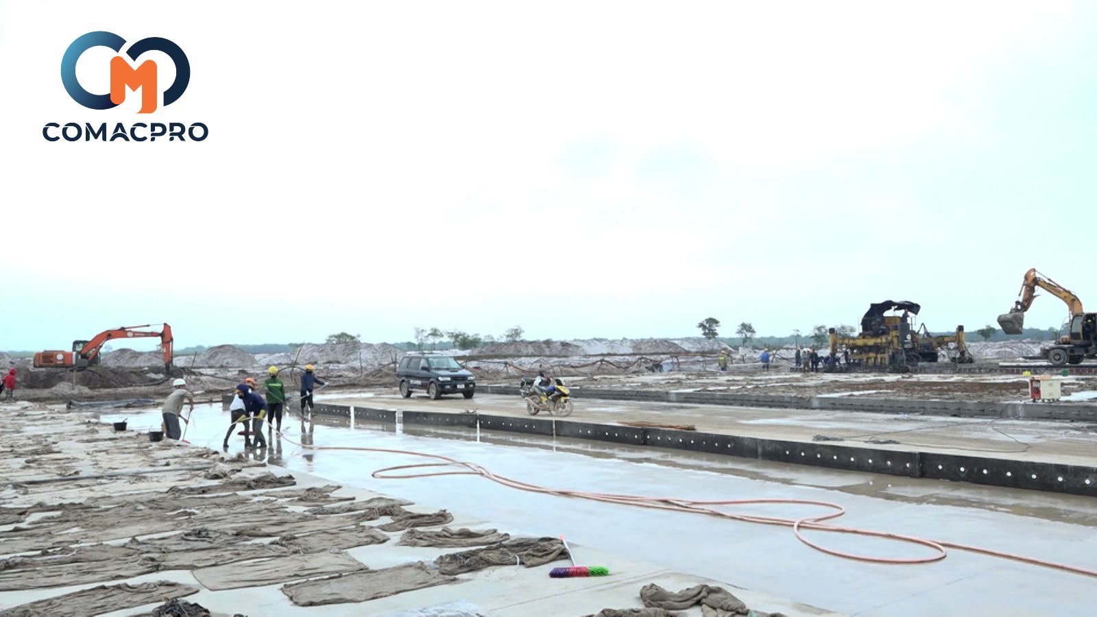 Ông Nguyễn Long Hải - Bí thư Tỉnh ủy Quảng Trị (mặc áo khoác xanh ở đứng giữa) kiểm tra dự án Cảng hàng không Quảng Trị.