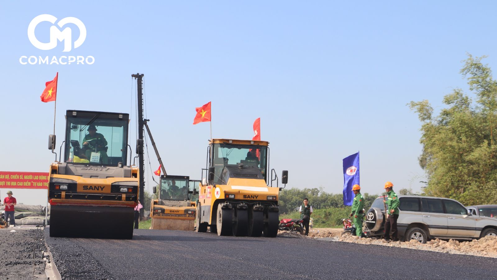 Những mét nhựa đầu tiên được thảm tại dự án.