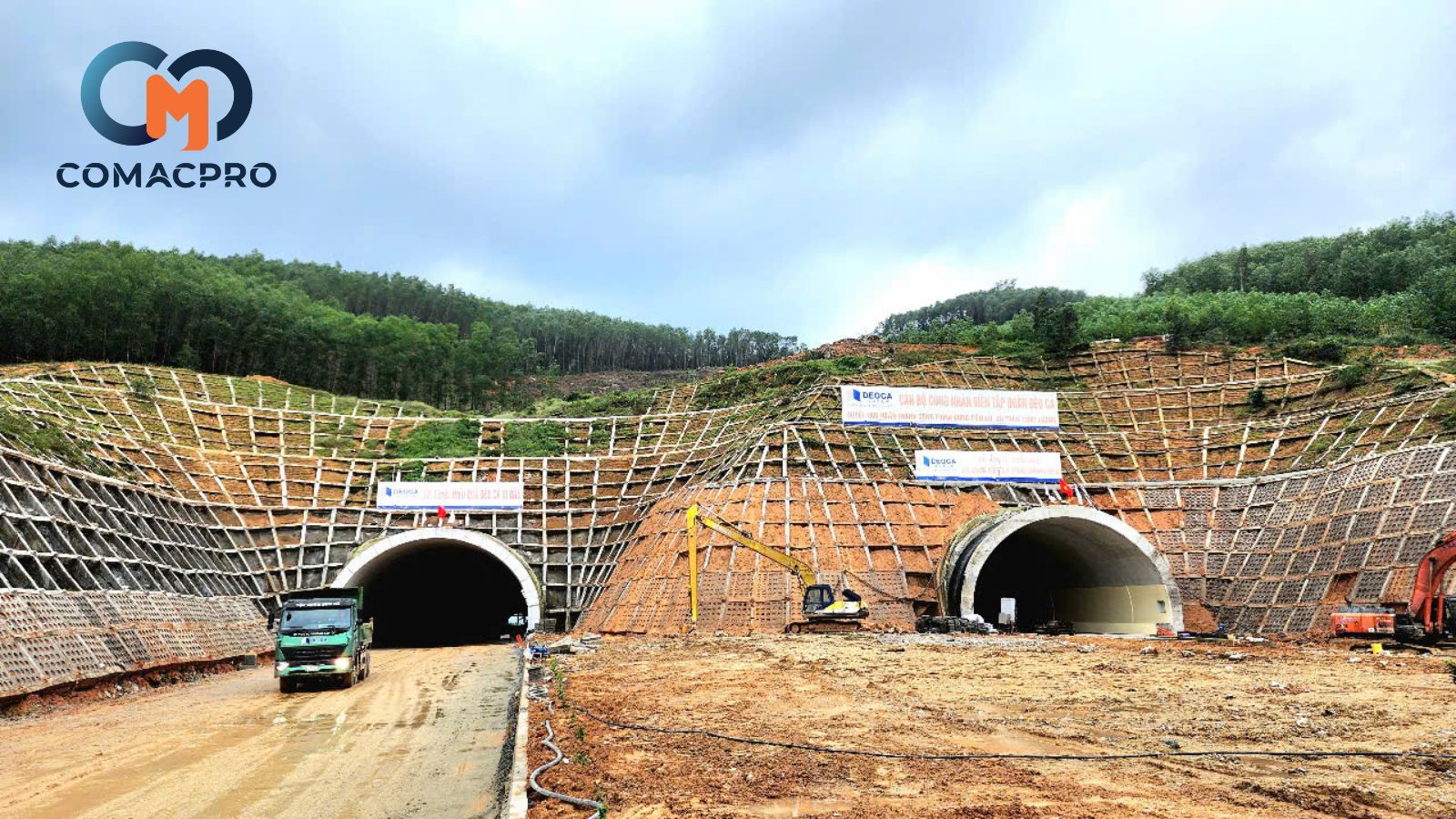Cao tốc Quảng Ngãi - Hoài Nhơn dài 88km với vốn đầu tư hơn 20.400 tỷ đồng. Trên tuyến có 3 hầm xuyên núi, hiện hầm số 1 dài 610m và hầm số 2 dài 700m đã cơ bản hoàn thiện sau 2 năm thi công.