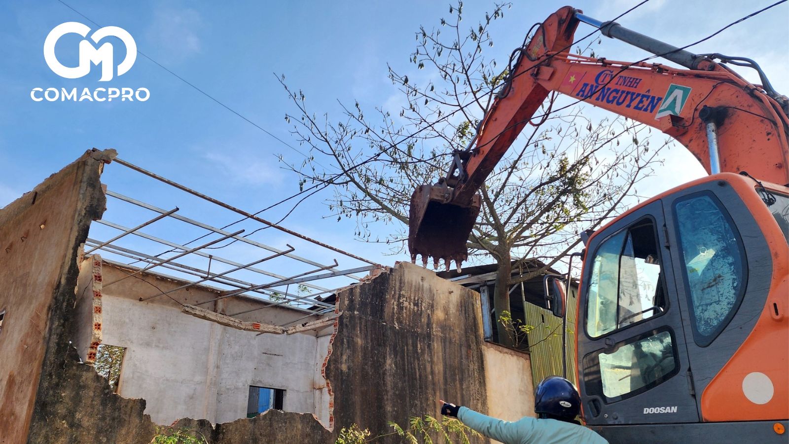 "Suốt 4 năm qua, dự án chưa hoàn thành, con đường thường xuyên trong tình trạng nắng bụi mưa lầy nên vì cái chung gia đình nhường đất để thi công hoàn thiện dự án. Hiện nay, gia đình cũng chưa nhận tiền đền bù, hỗ trợ nhưng sẵn sàng di dời tài sản, chỗ ở để bàn giao mặt bằng", ông Vinh nói