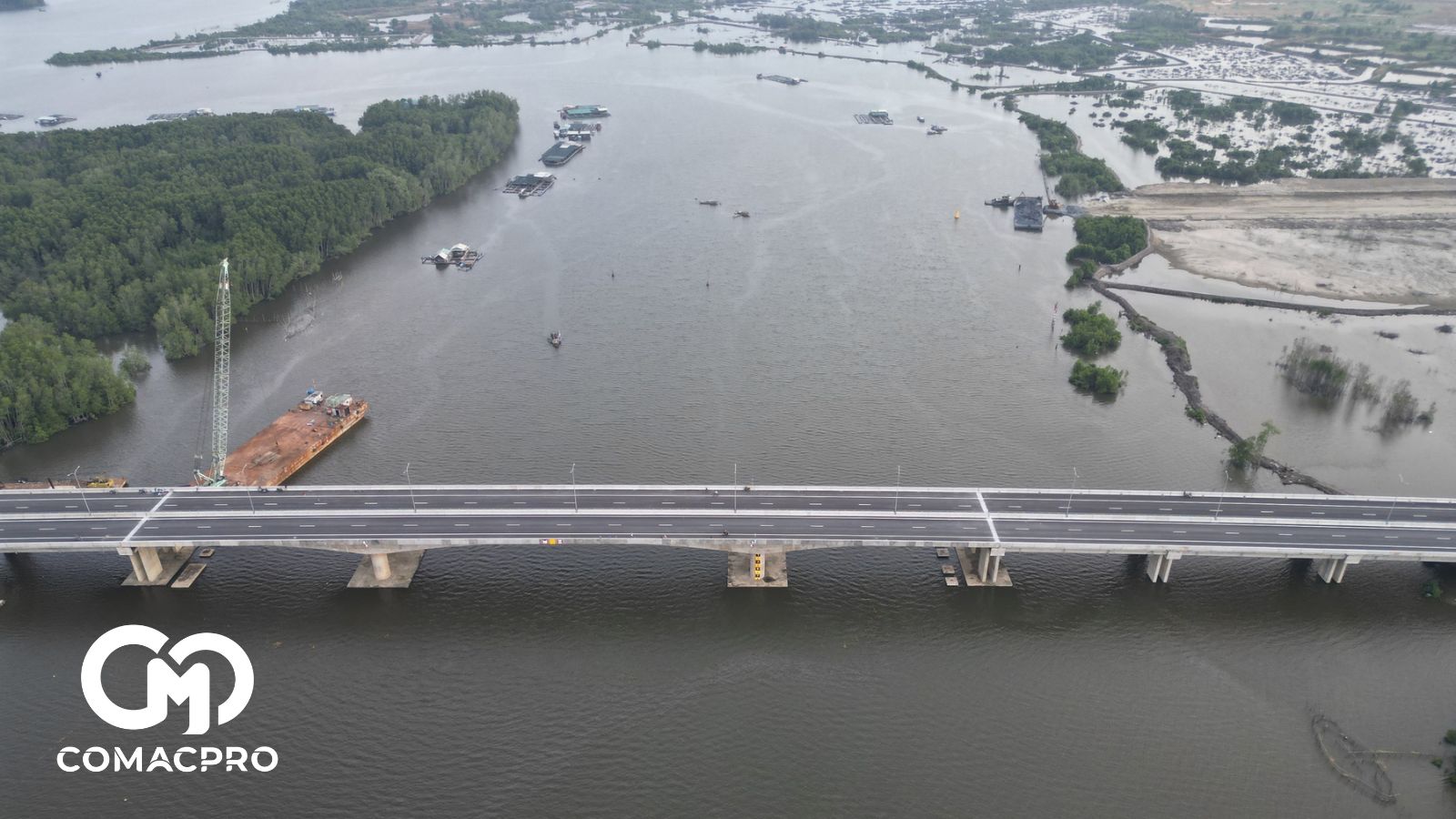 Tuyến cao tốc qua Nhơn Trạch đường đẹp, xuyên rừng ngập mặn.