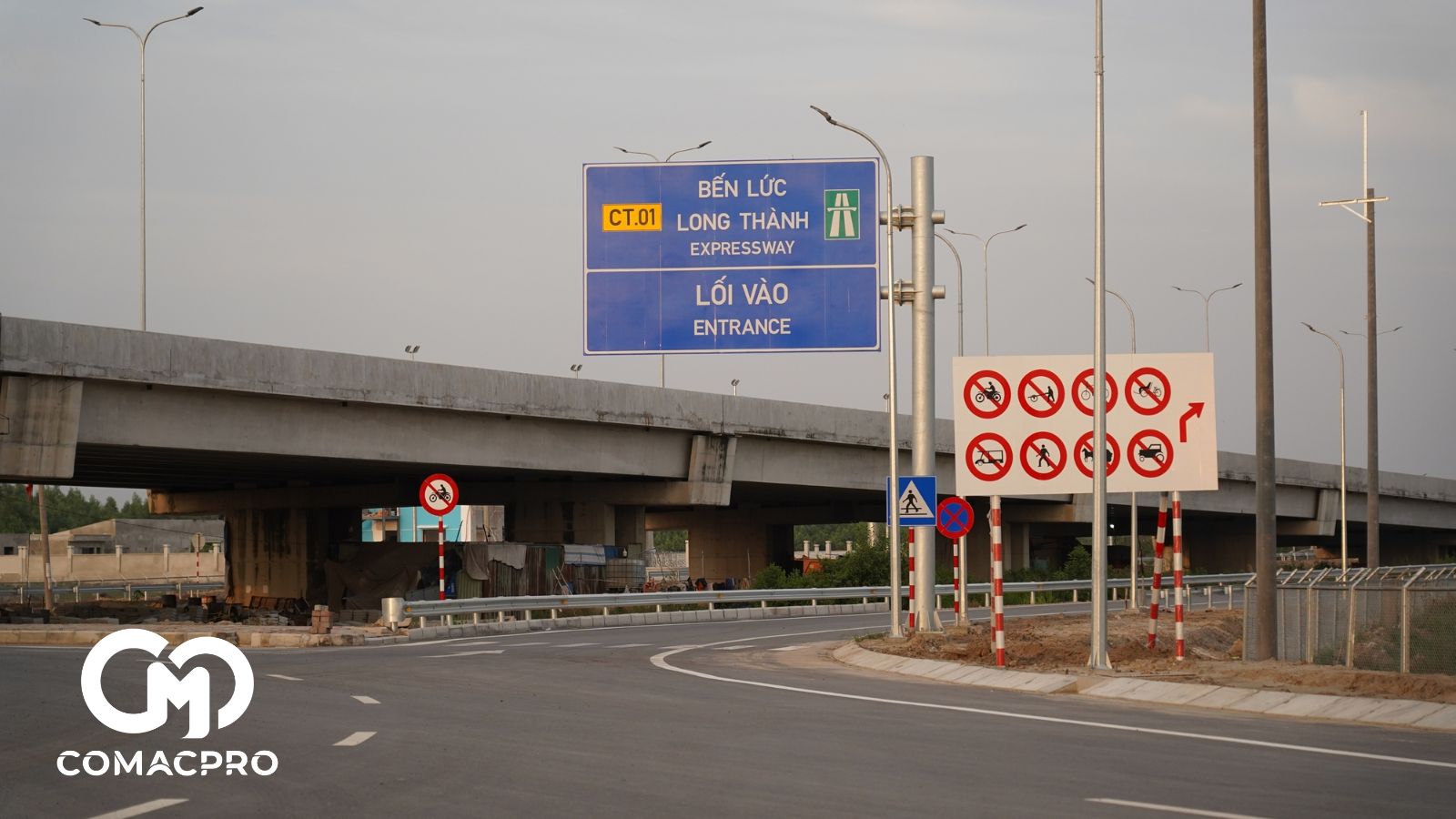 Các biển chỉ dẫn, biển báo được lắp đặt hoàn thiện.