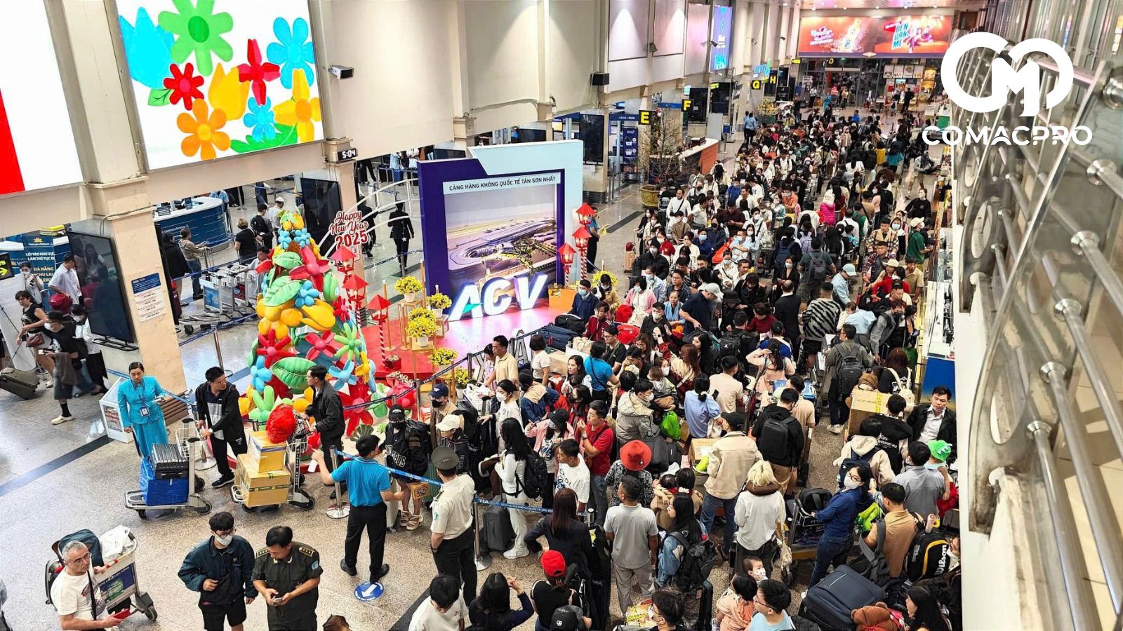 Sân bay Tân Sơn Nhất đông nghẹt từ rạng sáng 24 tháng Chạp. Hình ảnh được chụp khoảng 3h30 sáng nay 23/1.