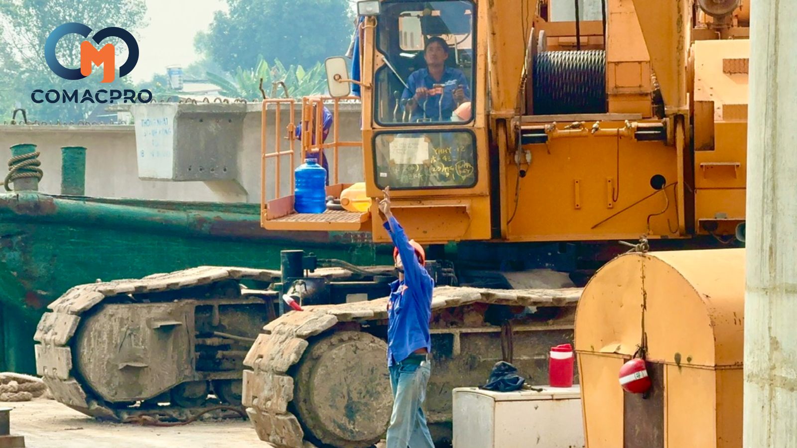 Dưới mặt đất, các kỹ sư, công nhân liên tục trao đổi, bàn bạc để đảm bảo nhịp nhàng từng thao tác. Cả công trường như một cỗ máy khổng lồ vận hành ăn khớp để nhịp dầm được lắp đặt đúng vị trí.