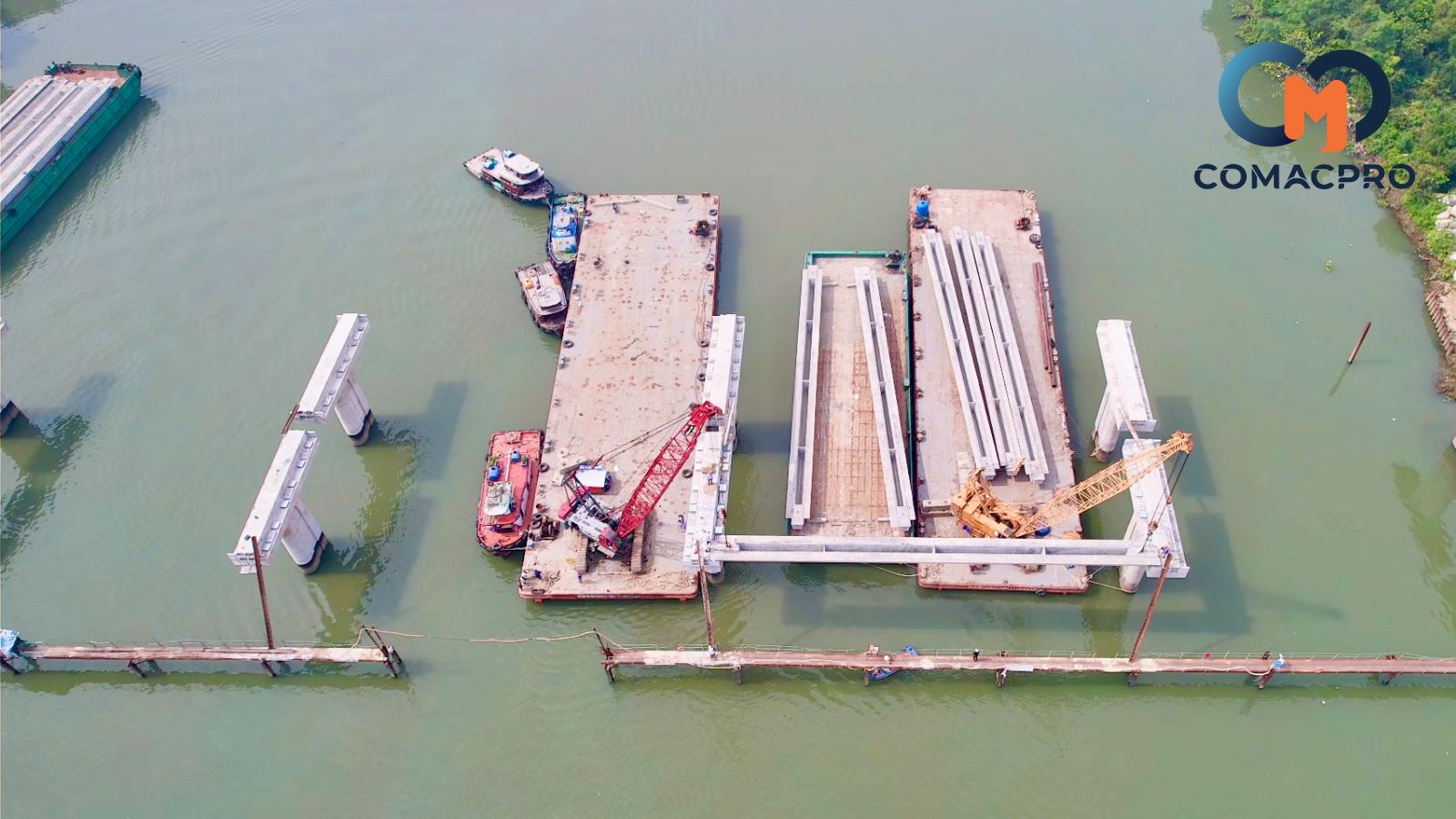 Khi nhịp dầm được cẩu lên giữa không trung, chậm rãi di chuyển về phía trụ đỡ thì công tác hướng dẫn, điều chỉnh vang lên dứt khoát. Những người có mặt ở công trình đều ngước mắt nhìn lên, nín thở chờ đợi khoảnh khắc nhịp dầm yên vị trên trụ cầu.