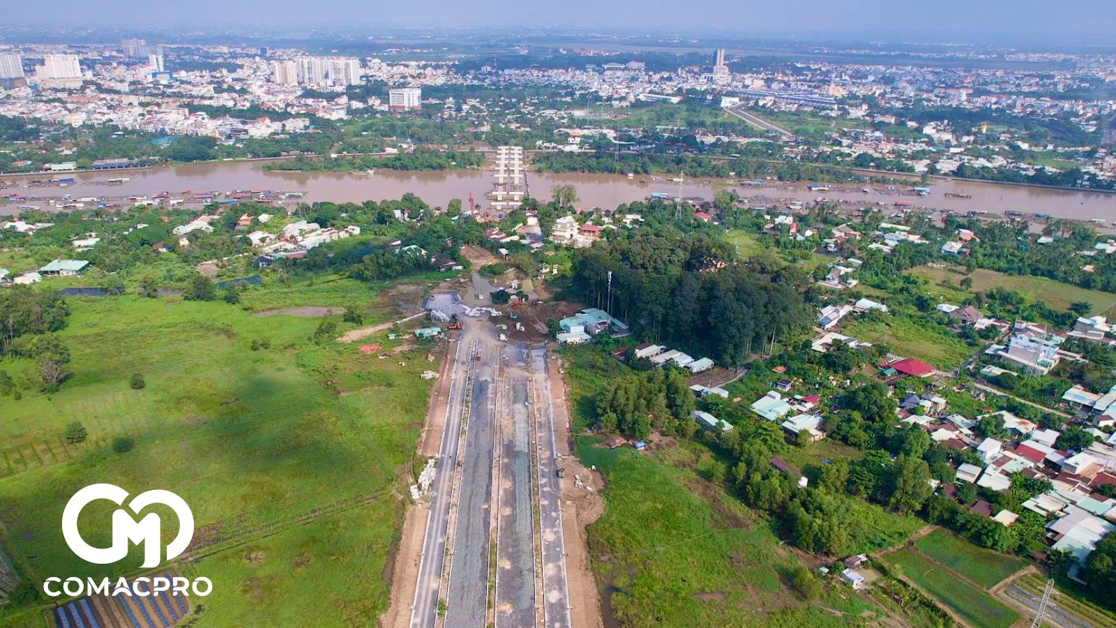 Toàn tuyến đường trục trung tâm dài hơn 5,4km có điểm đầu giao với đường Võ Thị Sáu, điểm cuối giao với đường Đặng Văn Trơn (tại nút giao cầu An Hảo) tổng mức đầu tư toàn dự án khoảng 1.500 tỷ, riêng hạng mục cầu Thống Nhất khoảng gần 500 tỷ. Đến nay sản lượng cầu Thống Nhất đạt khoảng trên 45% và mặt bằng bàn giao khoảng trên 85%.