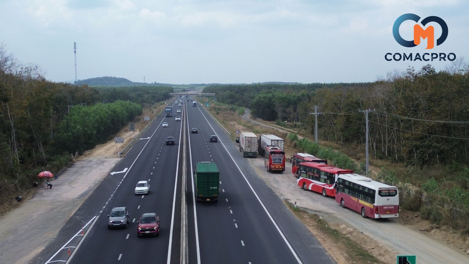 Ô tô tấp nập lưu thông trên cao tốc Phan Thiết - Dầu Giây qua Bình Thuận chiều 23/1 (24 Tết). (Ảnh: Vĩnh Phú).