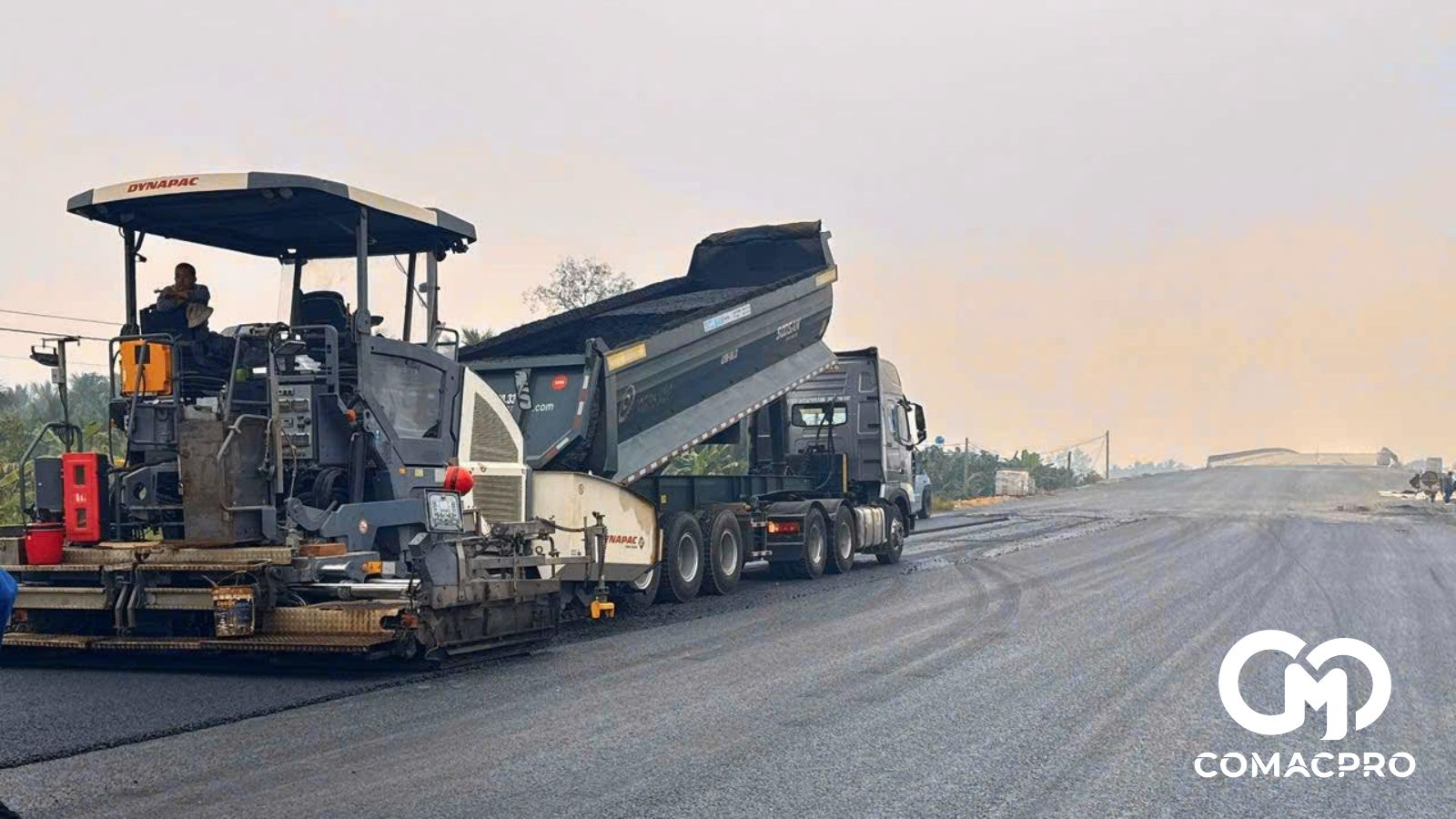 Thảm bê tông nhựa mặt đường dự án cầu Rạch Miễu 2 được khoảng 4km.