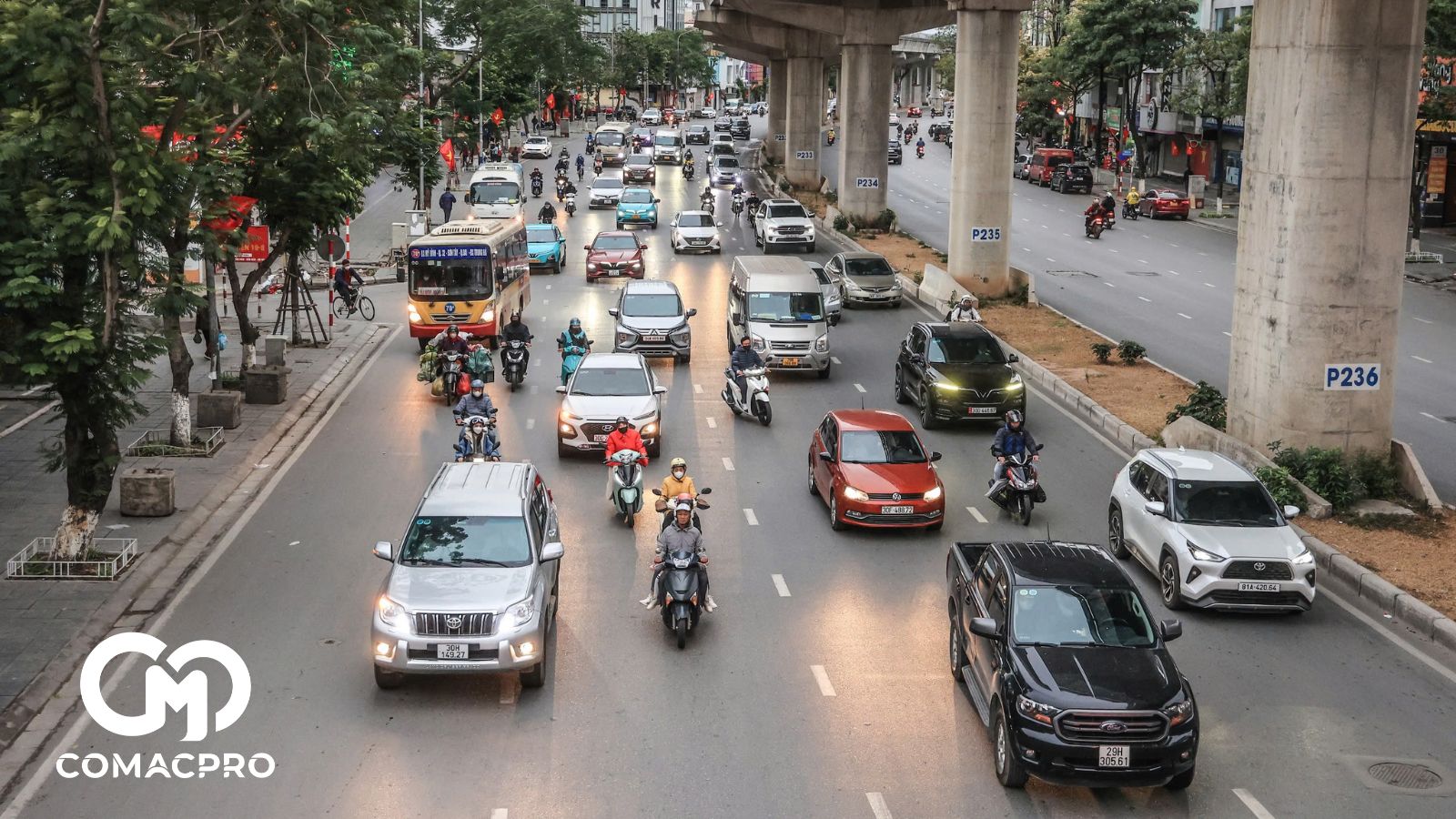 Ghi nhận của PV Báo Giao thông, năm nay ngày đầu tiên sau kỳ nghỉ Tết vào thứ 2, song, nhiều tuyến đường vốn đông nghẹt thở thì hiện lại thông thoáng, người dân thong thả di chuyển.