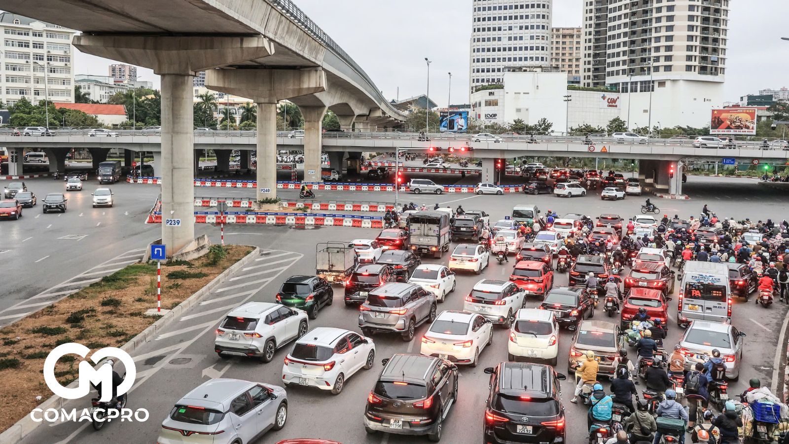 Nút giao Mai Dịch thời điểm hơn 7h sáng nay.