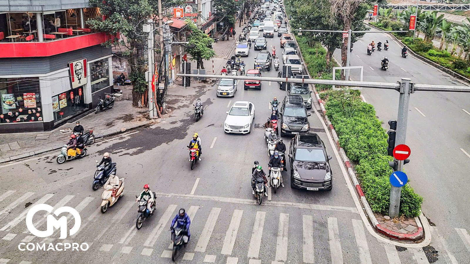 Trên nhiều tuyến đường không còn gặp cảnh hàng dài phương tiện đi trên vỉa hè gây mất ATGT như trước đây.