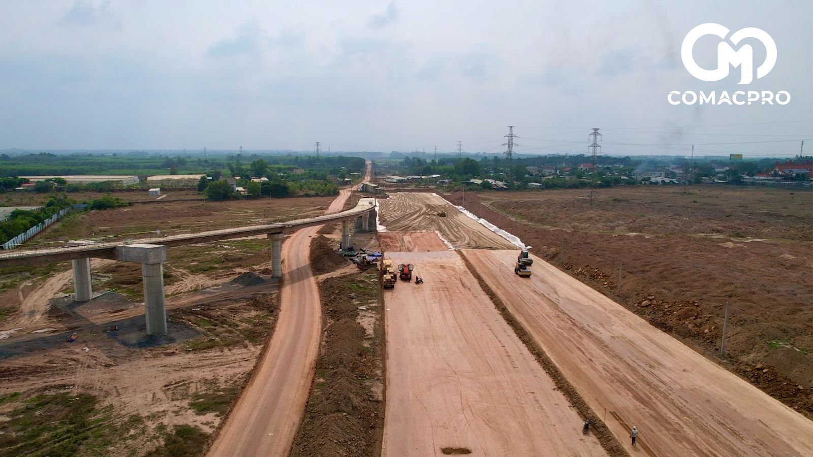 Công trường dự án thành phần 2 qua huyện Long Thành xe máy nhân sự đang tập trung đắp nền đường.