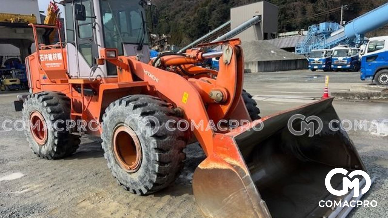 HITACHI LX150-5 là một trong những dòng máy xúc bánh lốp được thiết kế cho các công việc xây dựng và khai thác với hiệu suất cao.