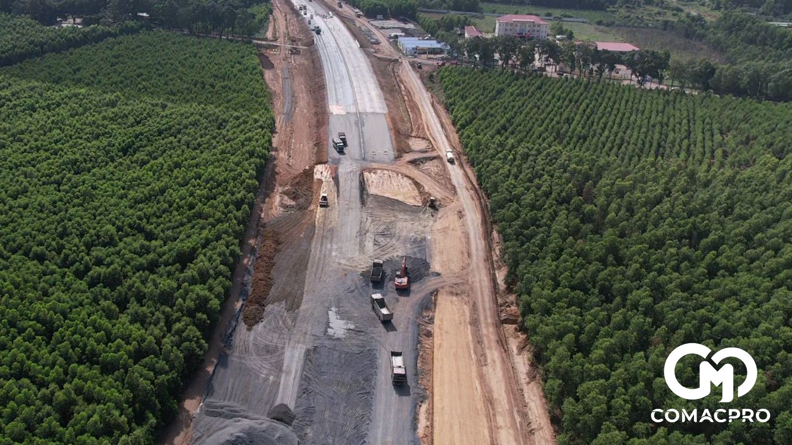 Cao tốc qua huyện Long Thành đang hối hả thi công ngày đầu xuân mới.